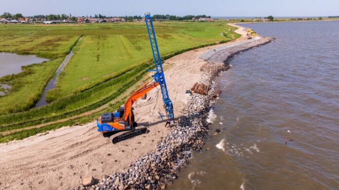 Rijkswaterstaat versnelt dijkversterking Marken met innovatieve drainage